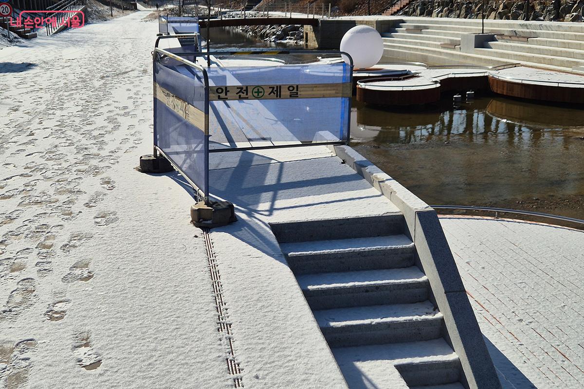 아침까지 내린 눈으로 여의천으로 들어가는 입구가 폐쇄되었다. ©이혜숙