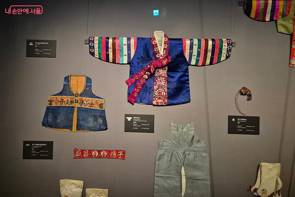 개성 지방 아이들이 입었던 화려한 색동 두루마기 '까치두루마기' &copy;정향선