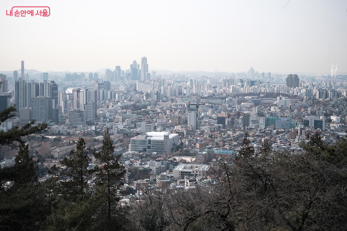 하늘전망다리에서 여의도 일대 마천루가 잘 바라다보인다. &copy;김아름