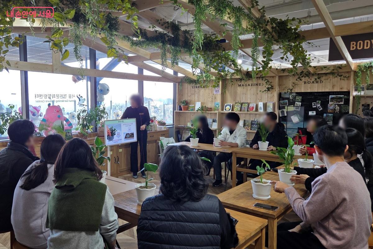 원예 및 원예치료학을 전공한 전문 강사의 진행으로 마음 회복과 여유를 느낀다. &copy;김미선