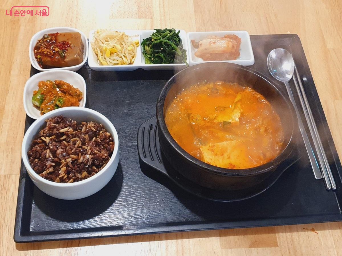 '구내식당'에서는 1,000원을 추가하면 잡곡밥을 선택할 수 있다. &copy;엄윤주