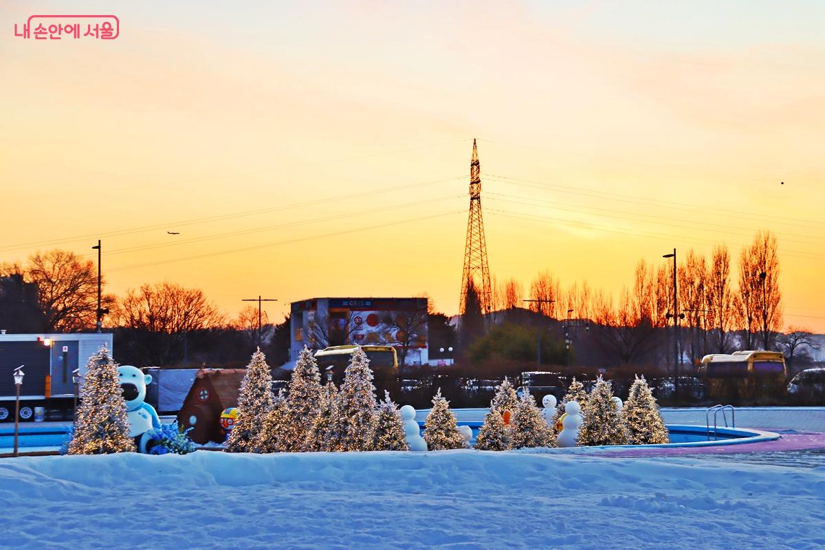 뽀로로와 친구들 테마파크가 마련된 잠원 한강공원 눈썰매장에 노을이 내려앉고 있다. &copy;정향선