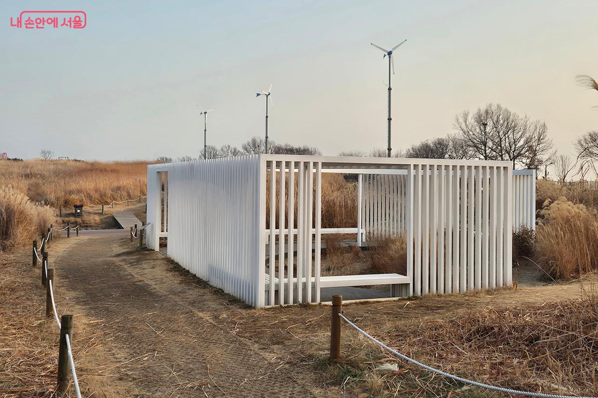 관람객들은 정원박람회에서 받았던 감동을 억새풀밭 사이에서 다시금 느낄 수 있다.