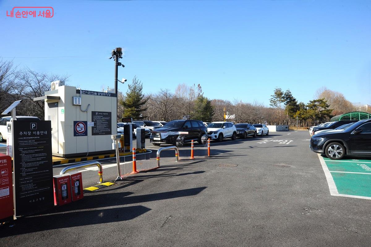 카페와 2분 거리에 주차 면수 40면의 공용 주차장이 위치한다. &copy;조수봉