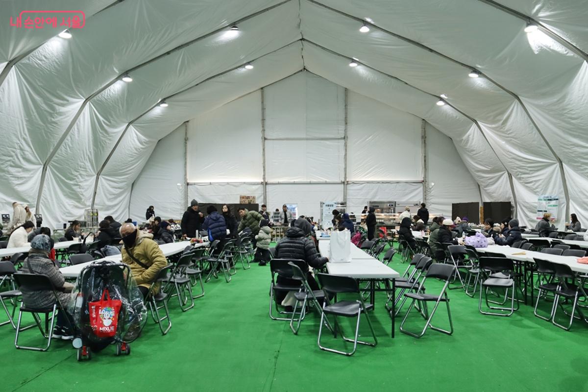 한쪽에 마련된 대형 텐트 휴게공간은 추위를 잠시 잊게 해주는 쉼터다. &copy;정향선