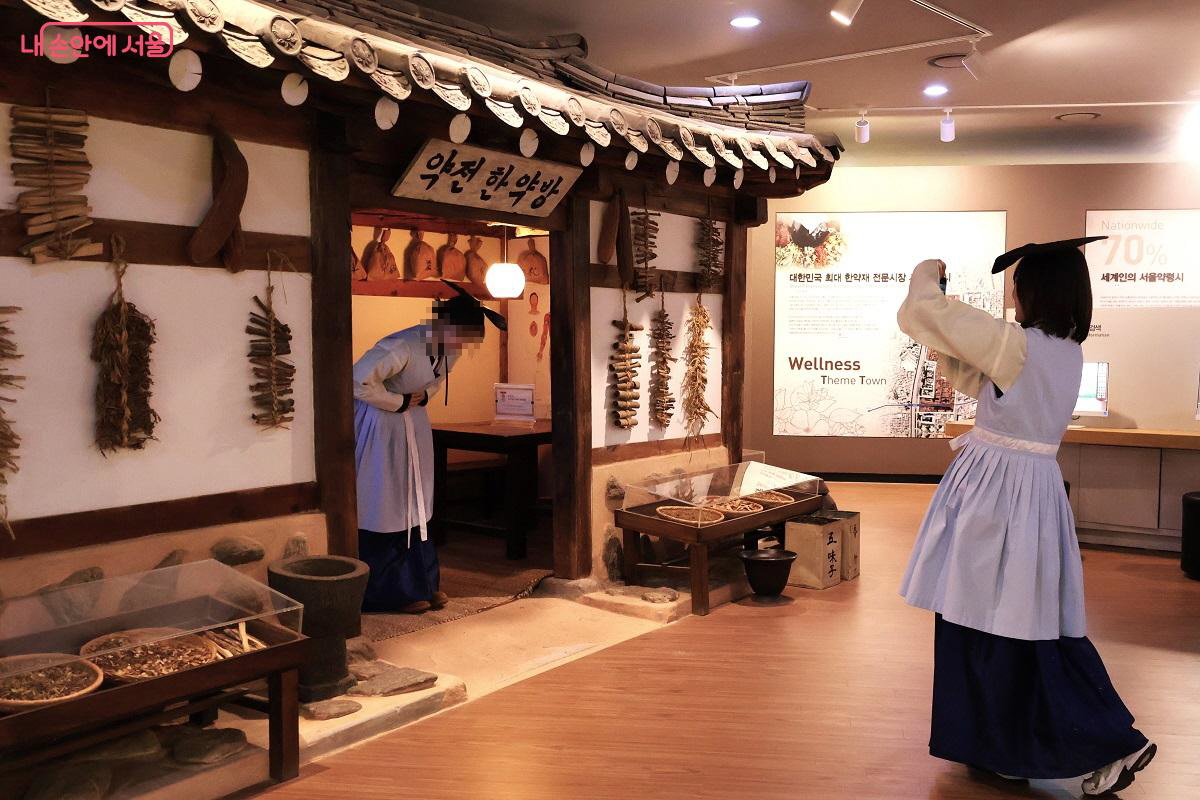 박물관을 방문한 시민들이 의녀복·의관복 등 전통 의복 체험을 즐기고 있다. ©이봉덕