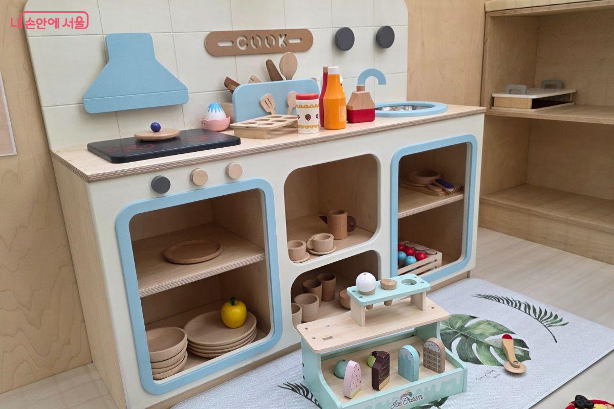 작은 문을 통해 들어가는 숨은 공간에서는 주방놀이를 즐길 수 있다.
