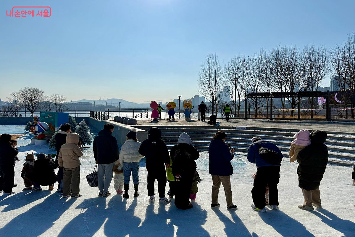 뽀로로 공연이 시작되자 뽀로로 노래와 춤에 맞춰 흥겨운 시간이 이어졌다. ©김미정