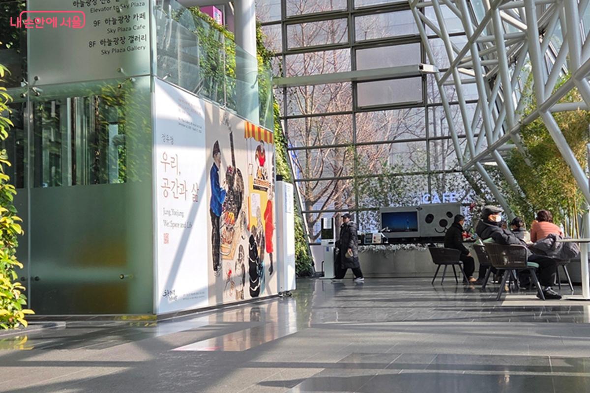 인기 급상승 중인 서울시철 로비의 무인 로봇까페 &copy;이상돈