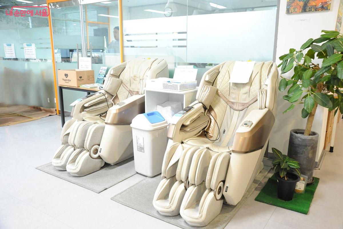 쉼터에 설치된 전신 마사지기 &copy;조수봉