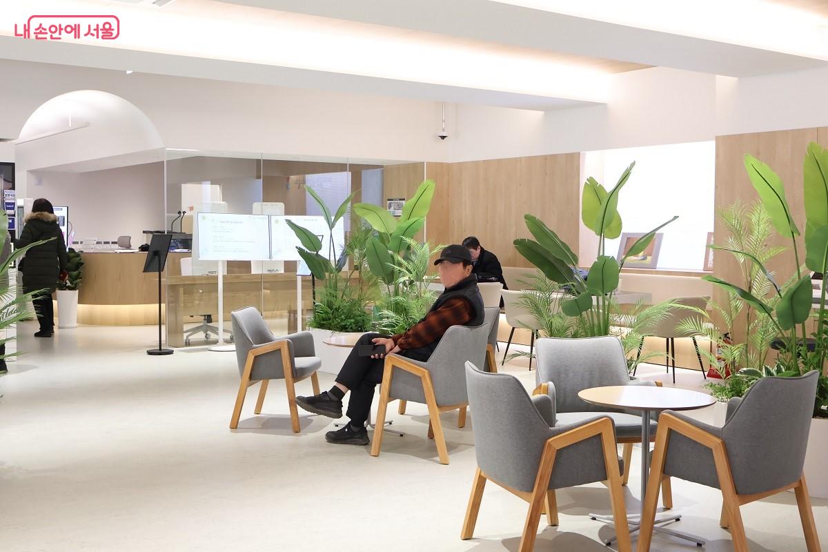 4층 체험 공간은 세련된 감성 카페를 연상케 했다. 푸른 식물과 계절감을 담은 대형 스크린이 아늑한 분위기를 자아냈다. &copy;이봉덕