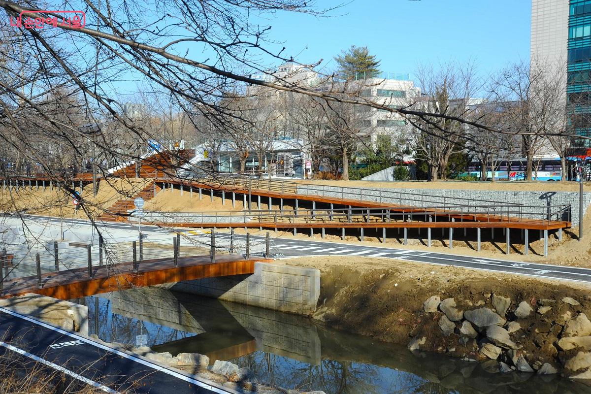 천변 좌우 산책로를 연결해 주는 &lsquo;소원다리&rsquo;를 건너면 좌안에서도 쉽게 카페로 갈 수 있다. &copy;조수봉