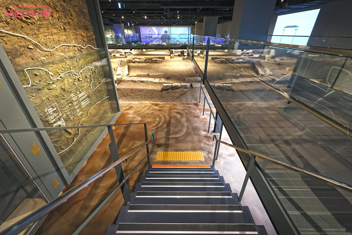 강화유리 바닥 아래로 옛터를 볼 수 있고, 내려가 가까이에서 감상하는 것도 가능하다. &copy;김주연