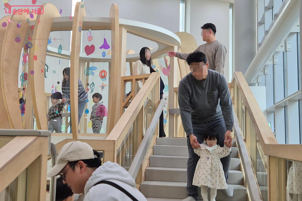 바닥과 계단은 부드러운 재활용 우레탄 소재로 만들어져 어린이 안전사고를 예방할 수 있다. &copy;백승훈