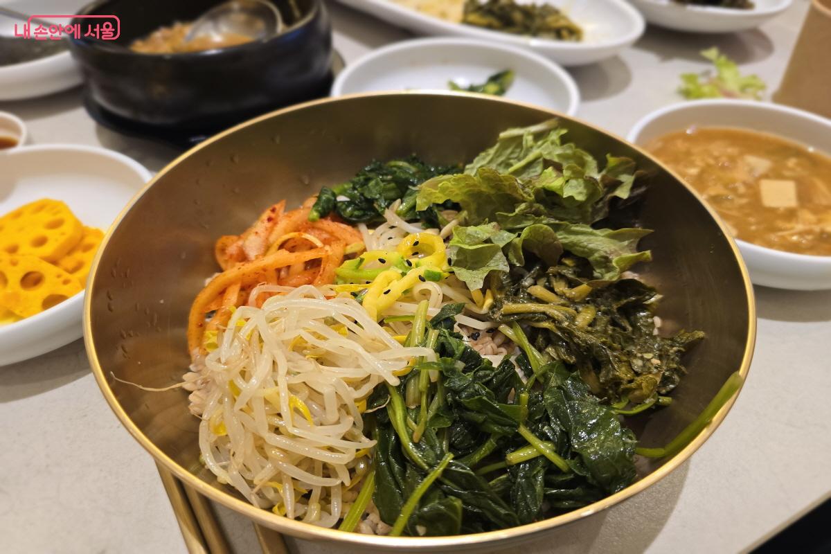 건강하면서도 포만감을 더해 주는 보리밥과 나물 &copy;조송연