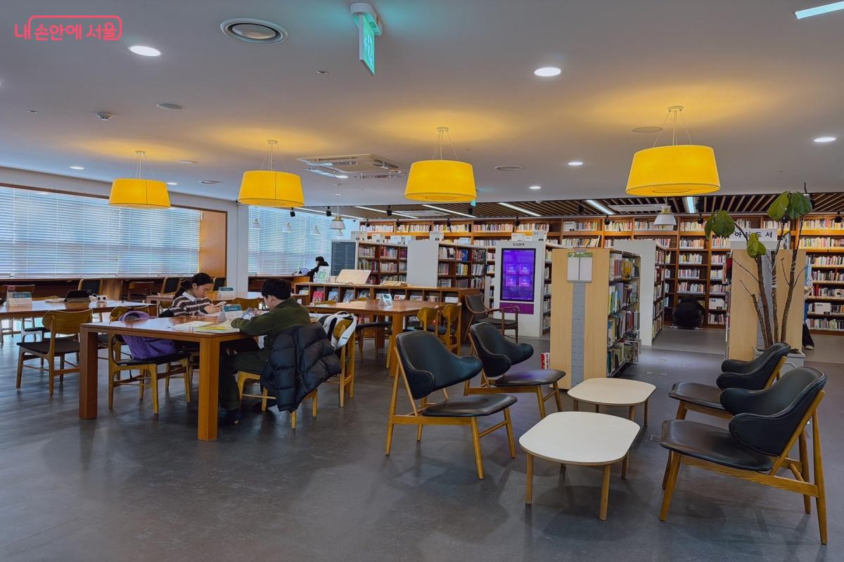 따뜻한 온기가 느껴지는 어린이청소년국학도서관 내부 &copy;노윤지