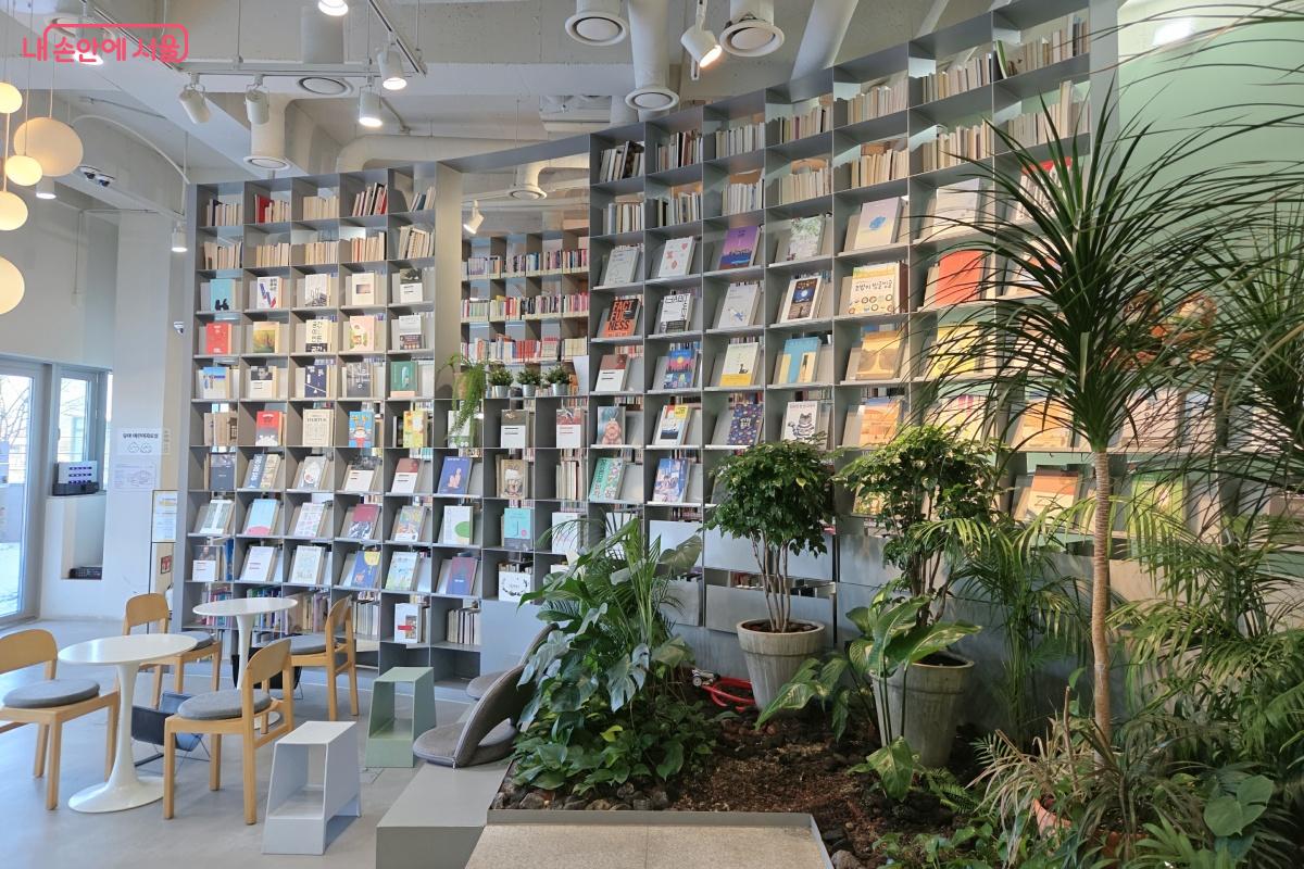 다양한 식물을 배치해 자연 속에서 책을 읽는 기분을 느낀다. &copy;김미선