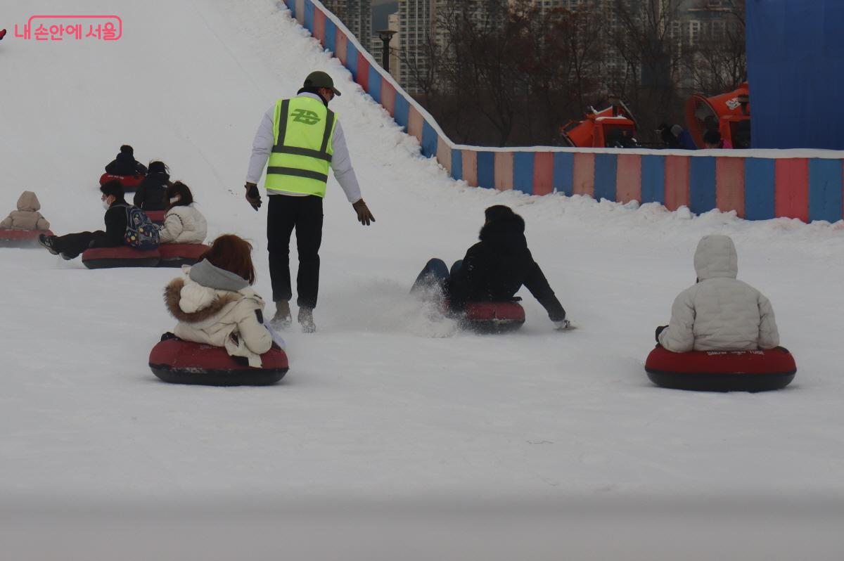 너무 빠르다 싶으면, 안전요원이 다가간다. &copy;조수연