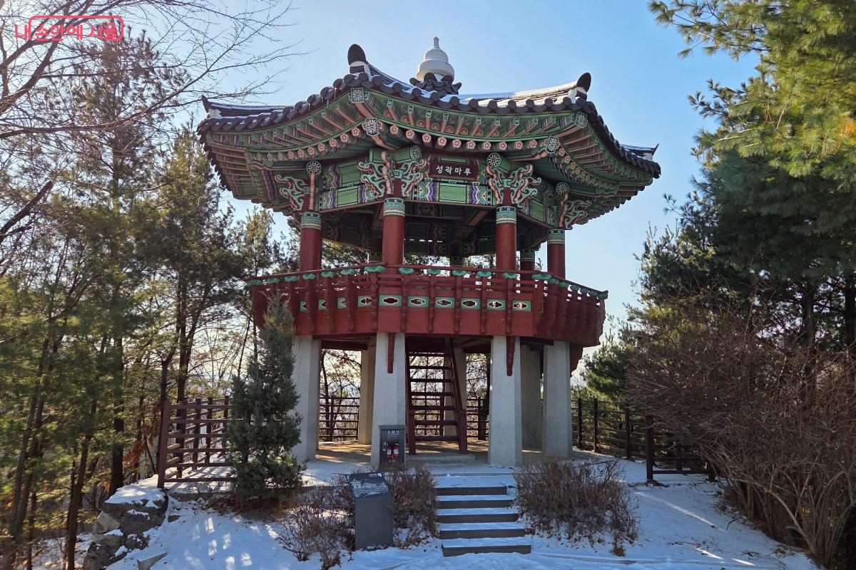 성곽마루에 오르면 남산을 조망할 수 있다. &copy;김미선