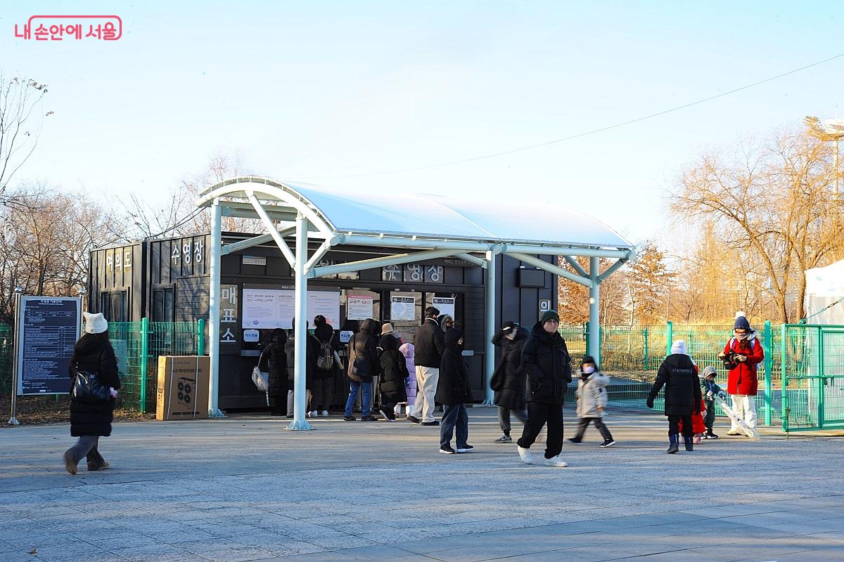 여의도한강공원 수영장에 눈썰매장이 개장했다. ©조수봉