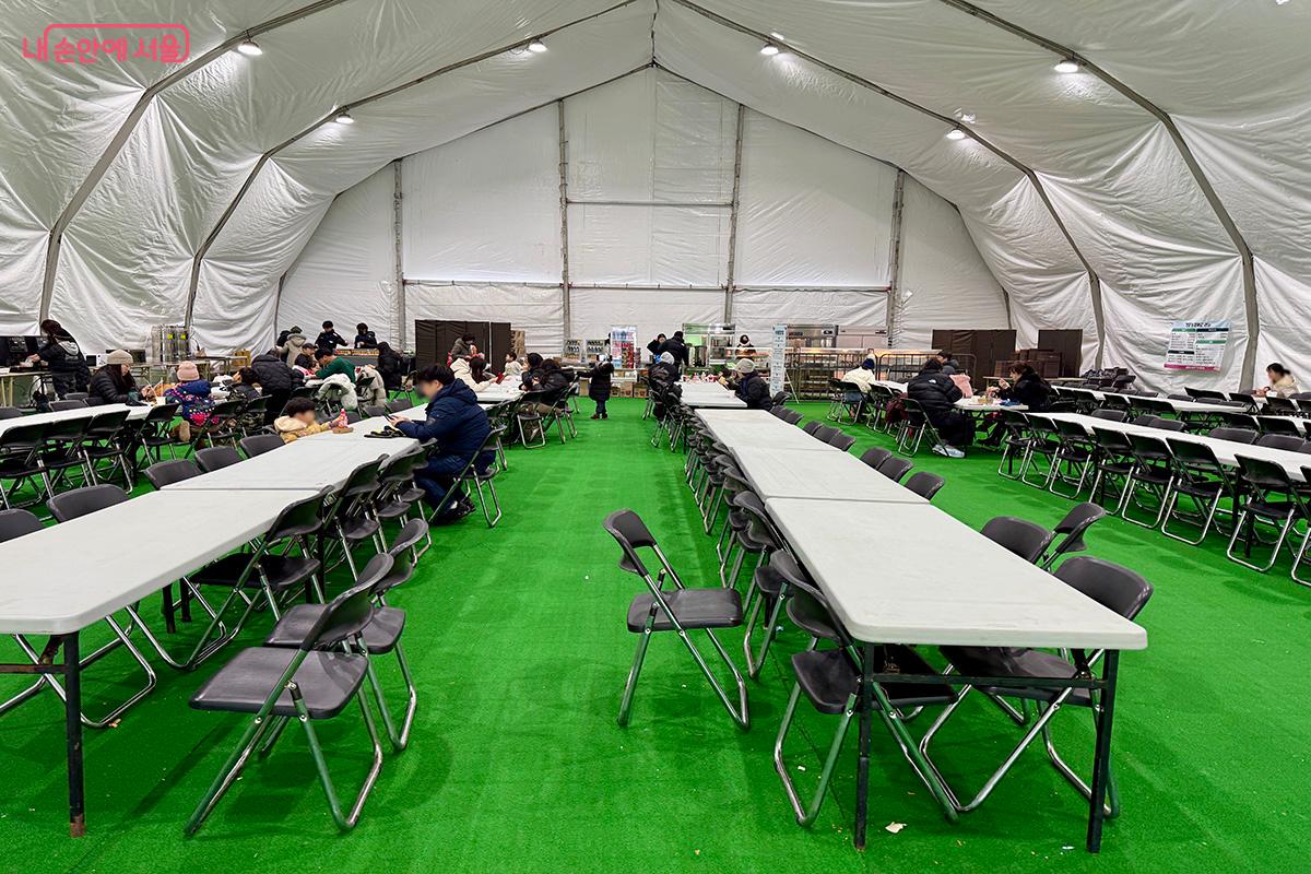 샌드위치, 핫도그, 즉석라면, 닭강정, 오뎅 등 다양한 먹거리를 즐기며 잠시 쉬어 갈 수 있는 대형 텐트 먹거리 장터 ©김미정