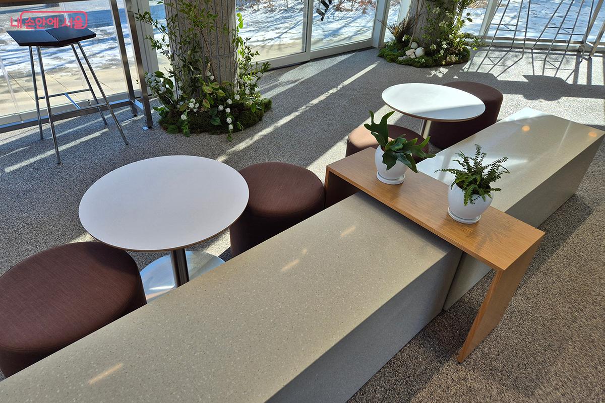 다양한 탁자와 의자들이 비치되어 편안하게 커피를 즐길 수 있는 카페 실내 ©이혜숙