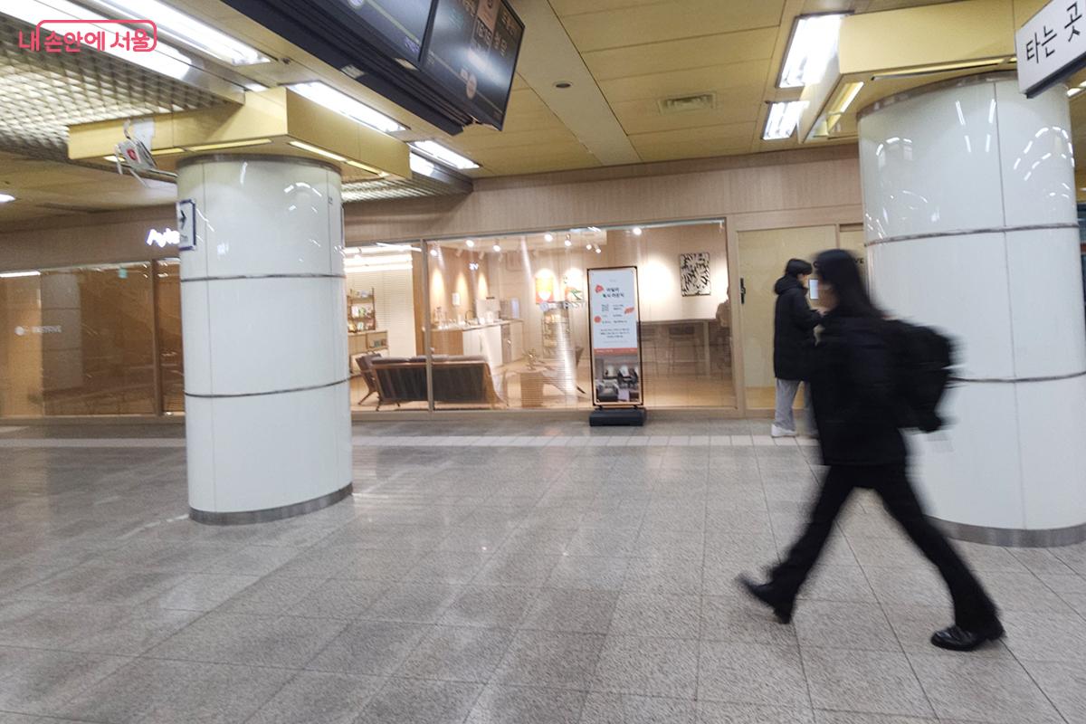 빠른 이동을 전제로 한 지하철 역사 안에 머무름을 허용하는 공간이 자리하고 있다. &copy;김현진