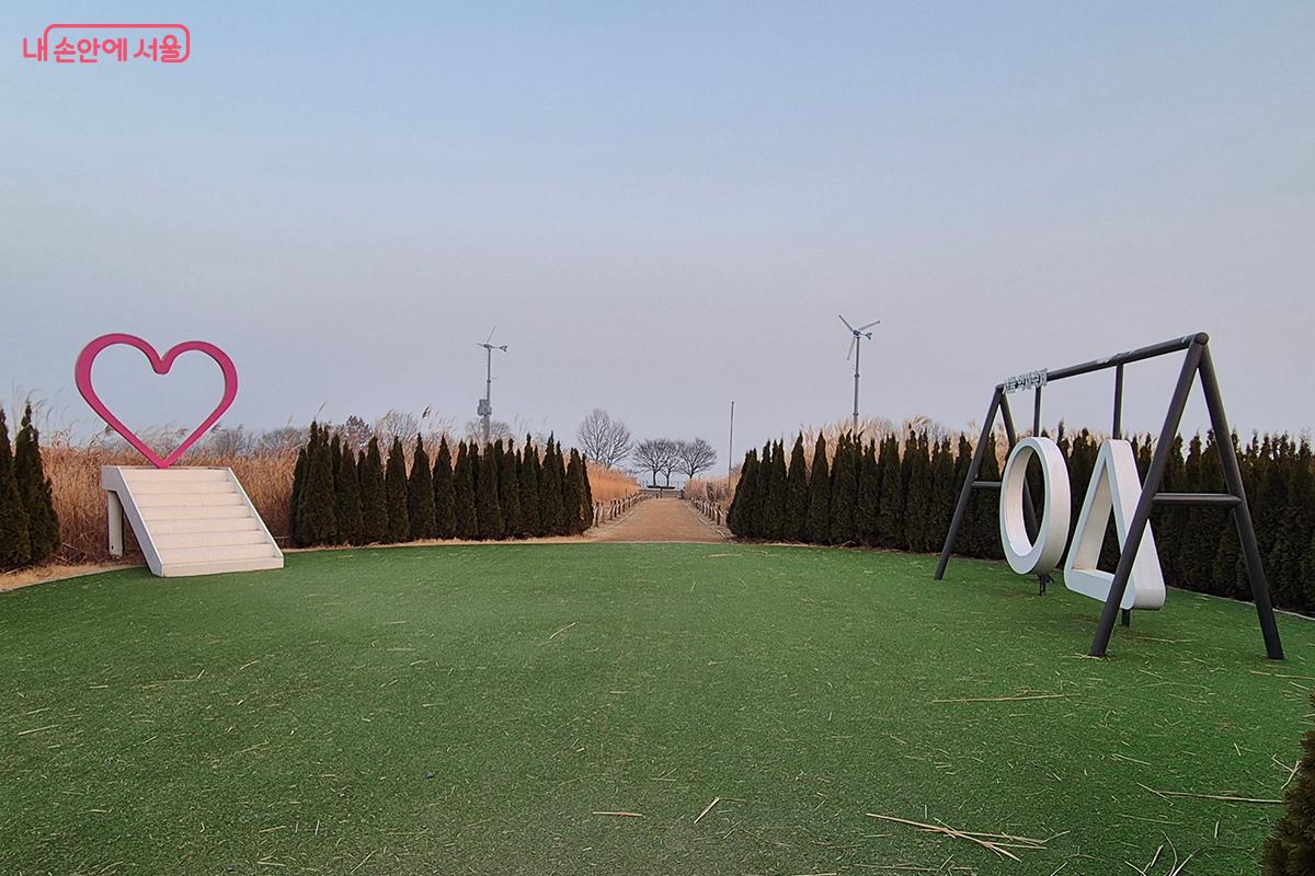 동남측에 위치한 억새 문자를 형상화한 포토존과 &lsquo;천국의 계단&rsquo; 포토존