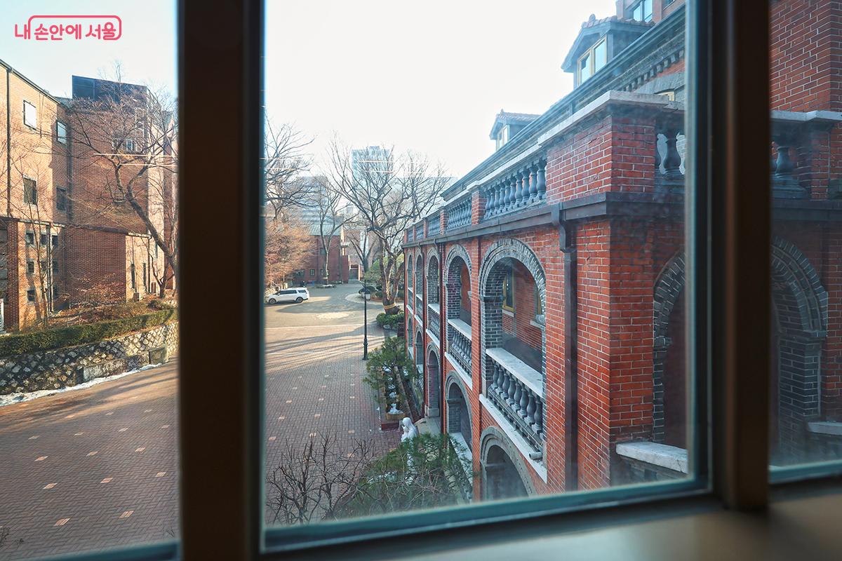 명동성당 사제관이 보이는 역사관 2층 창밖 풍경 &copy;김주연