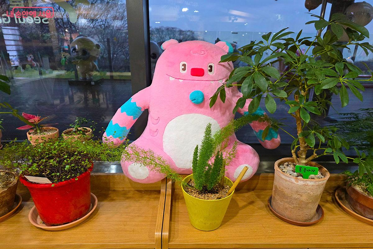 누리소통망(SNS) 인증 이벤트를 통해 선착순으로 받을 수 있는 해치 인형 &copy;이정민