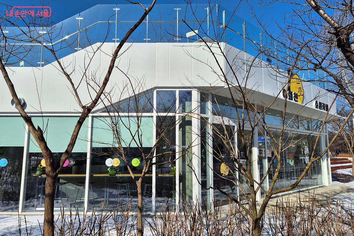 눈부신 겨울날 만난 소원카페에서의 시간은 잊지 못할 하얀 추억 한 조각을 남겨주었다. ©이혜숙