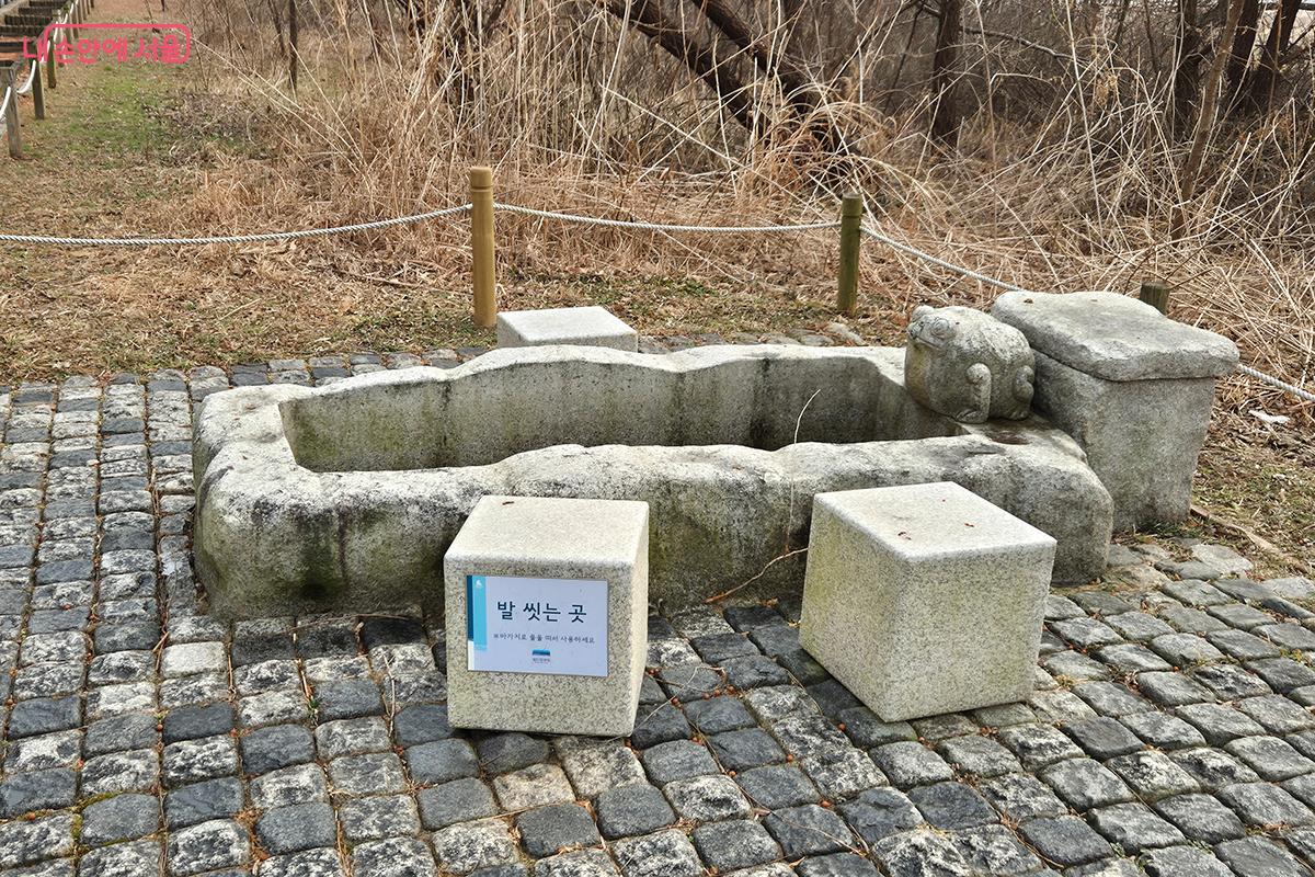 사찰에서 물을 담아두는 데 사용하던 석조 모양의 세족 시설