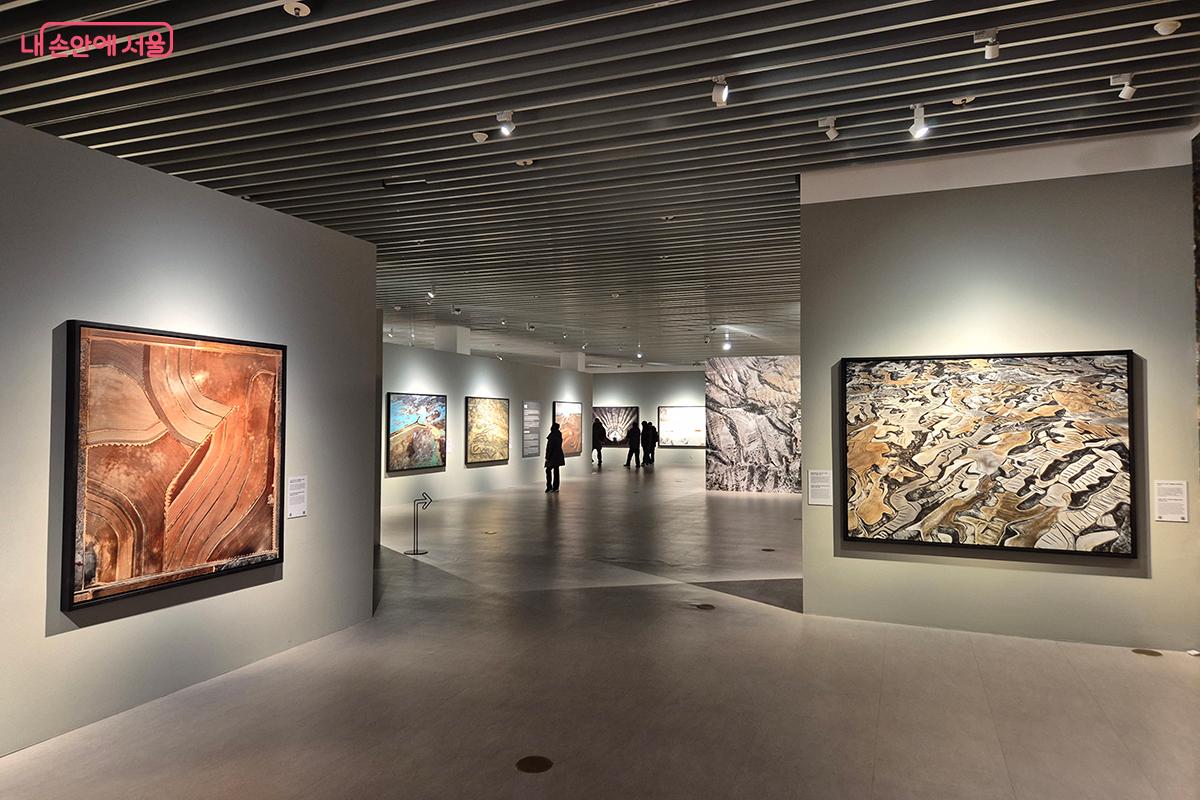 인류가 문명을 위해 지구의 속살을 파헤친 &lsquo;추출&rsquo;의 현장이, 렌즈를 통해 아름다운 &lsquo;추상&rsquo;으로 변모해 벽면을 가득 채운다. &copy;이혜숙