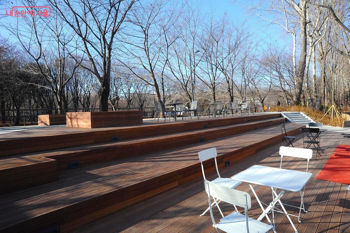 카페 외부의 데크 쉼터 &copy;조수봉