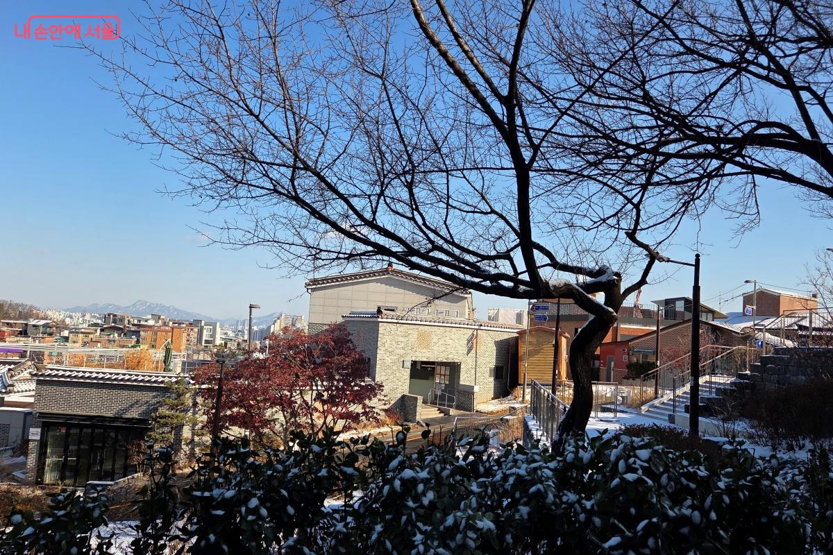 한양도성 끝자락에 위치한 다산성곽도서관 &copy;김미선