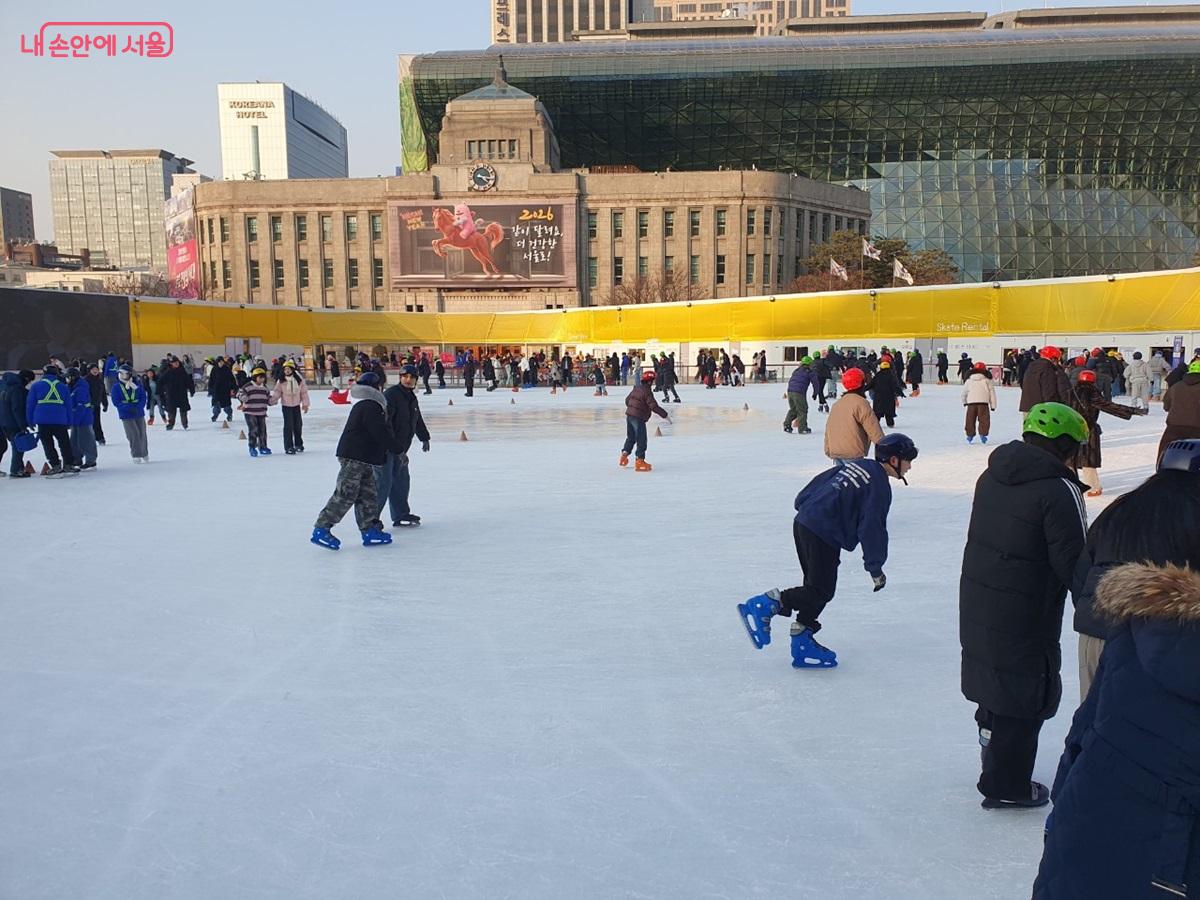 입장료 1천원으로 즐기는 서울광장 스케이트장 &copy;김병규 