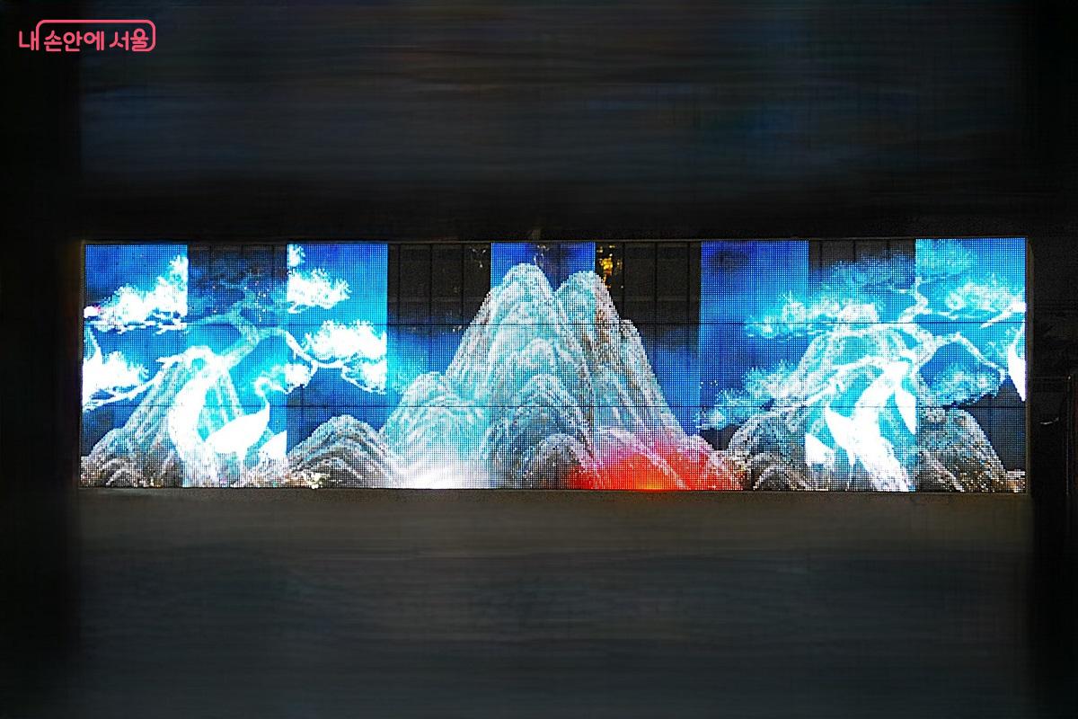 이 작품은 십장생을 통해 탄생&middot;삶&middot;죽음이 순환하는 자연의 법칙을 보여준다. &copy;조수봉