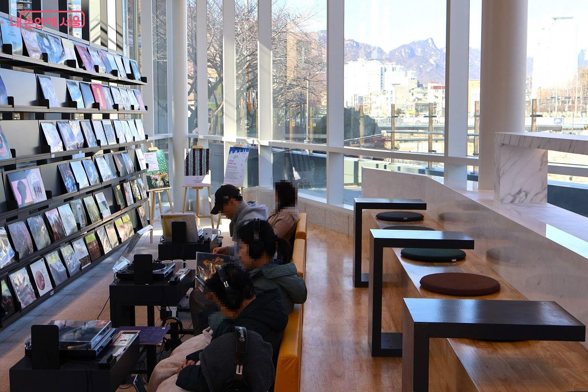 LP 음악이 흐르는 창가 자리에 앉아 따뜻한 차 한 잔을 곁들이니 취재의 긴장은 어느새 고즈넉한 낭만과 평온으로 바뀌었다. ©이봉덕