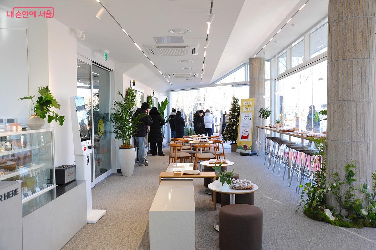 소원카페는 여의천과 함께 시민들의 휴식&middot;문화 공간이 된다. &copy;조수봉