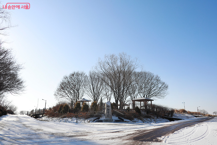 눈 쌓인 하늘공원 입구 