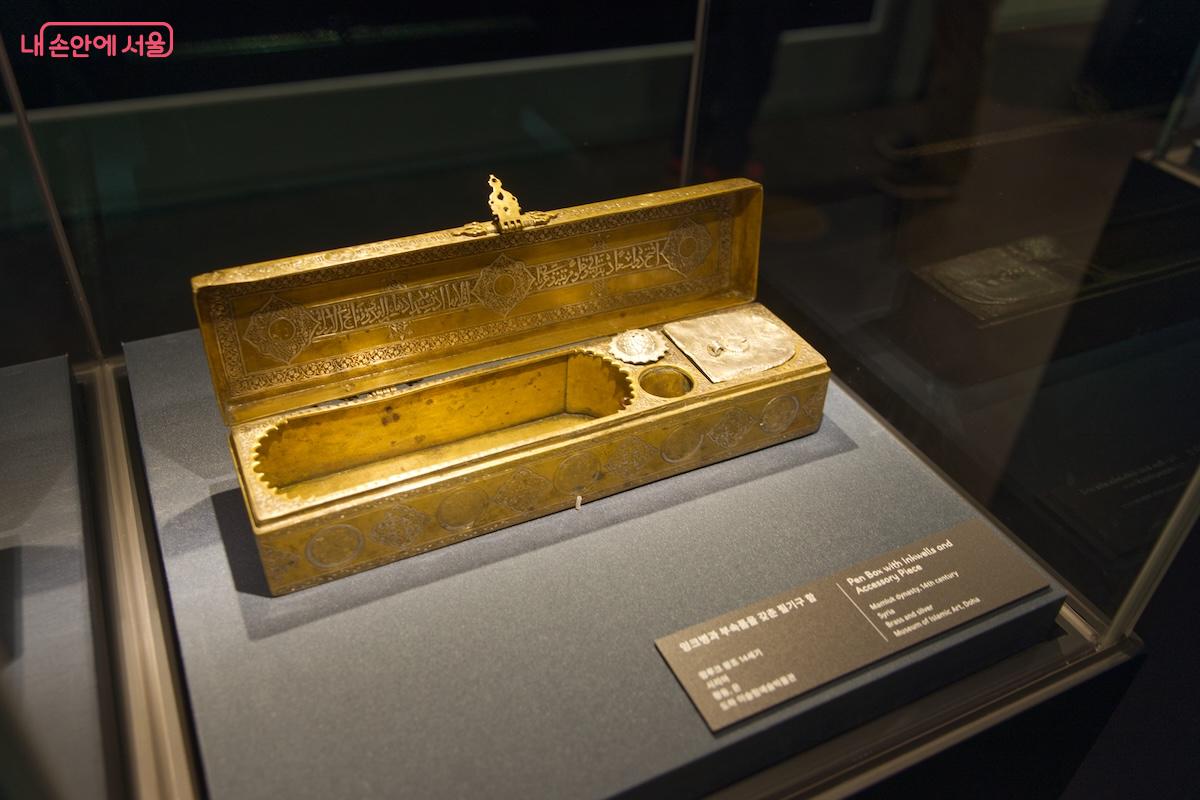 가장 큰 비중으로 전시되고 있는 필기구 함