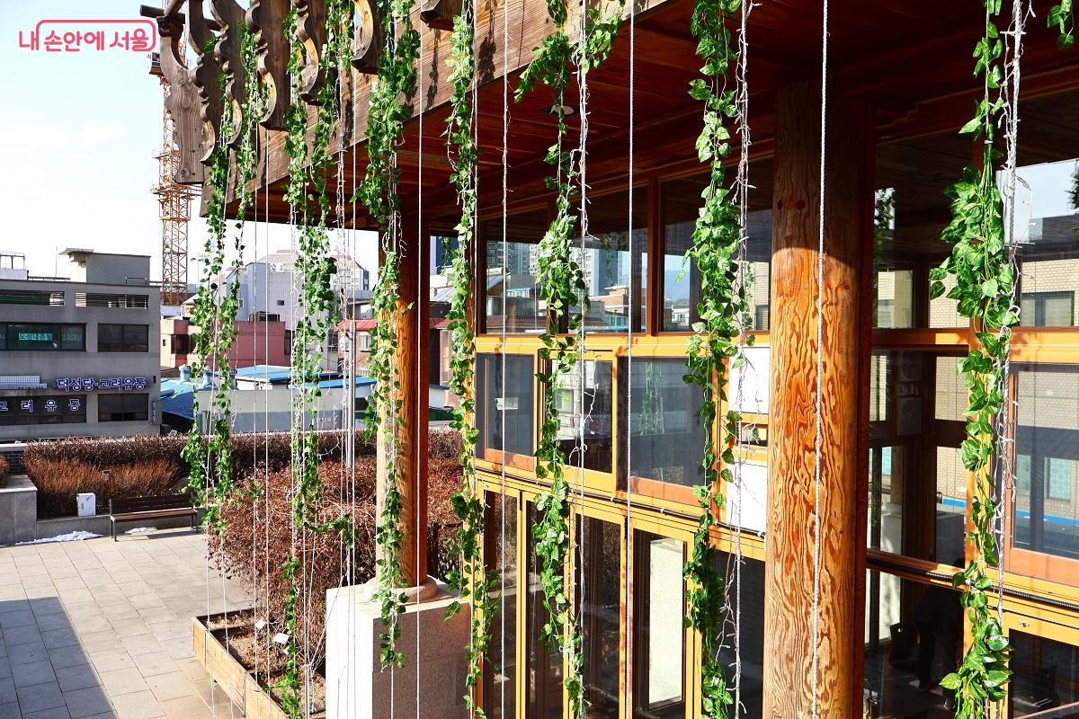 기존의 개방형 구조에서 통창 설치와 난방 시설을 갖춘 겨울철 약초족욕체험장 &copy;이봉덕