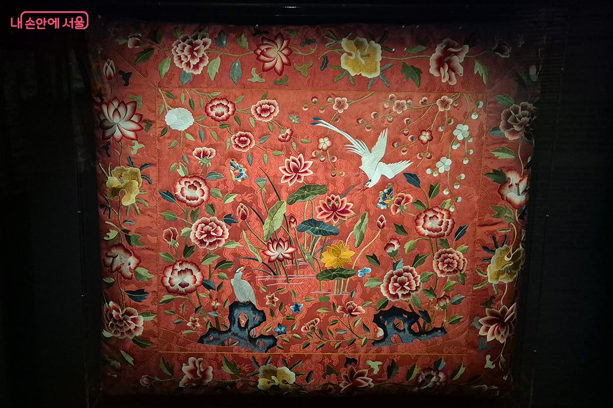한말 궁중 수방 나인이 제작한 최고 수준의 자수 유물 '자수 연지봉황문 방석' &copy;정향선