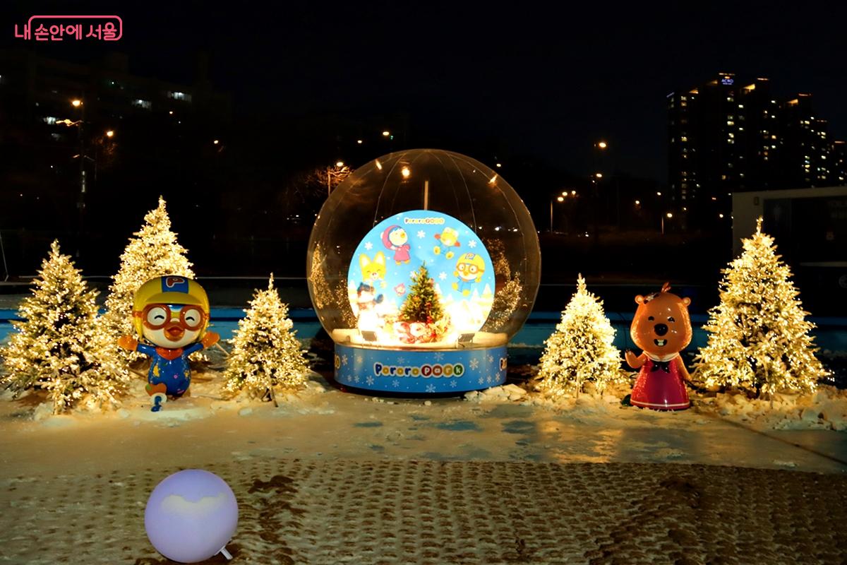 밤이 더 매력적인 잠원 한강공원 눈썰매장 &copy;정향선