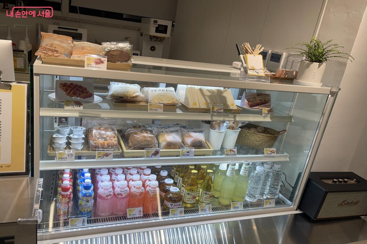 쿠키와 베이글, 크로플, 햄치즈샌드위치 등 디저트 종류도 다양하다. ⓒ이정민