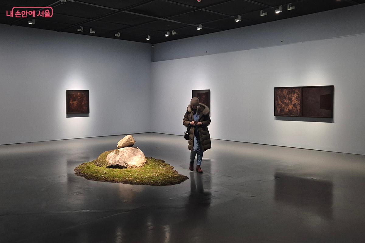 조각과 영상, 설치를 넘나드는 그의 작품들은 &lsquo;우리는 어디에서 왔으며, 자연과 어떤 약속을 맺었는가&rsquo;를 끊임없이 되묻는다. &copy;이혜숙