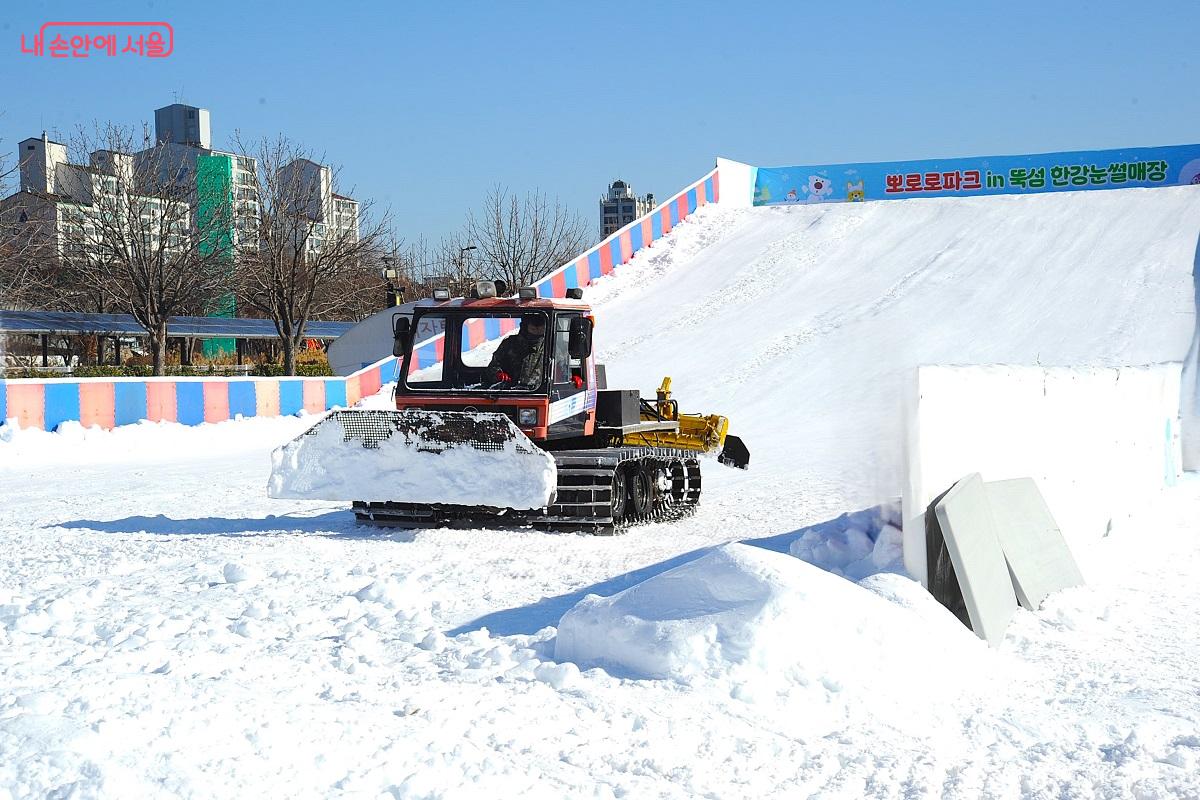 오후 1시부터 2시까지는 눈 노면 정리 시간으로 슬로프 이용이 중단된다. ©조수봉