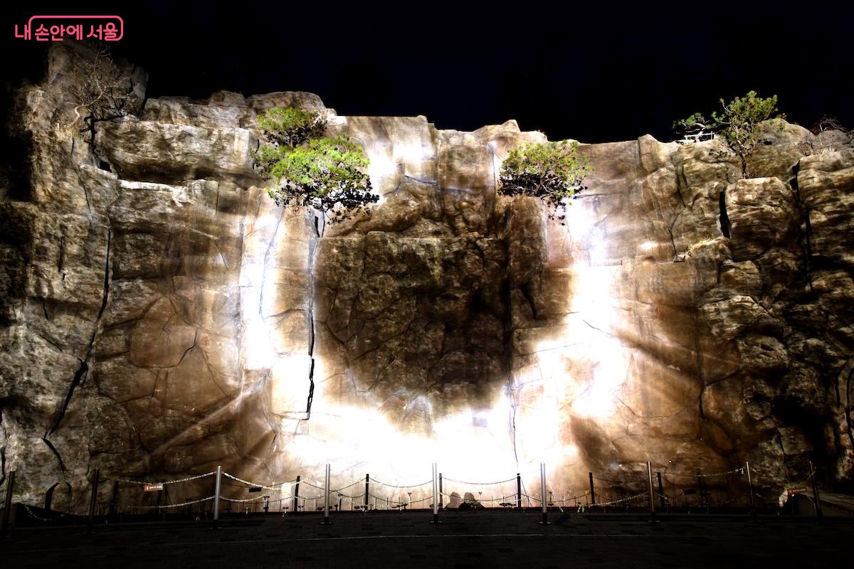 배봉산 미디어파사드의 입체감이 그대로 전해지는 느낌이 든다. &copy;임중빈