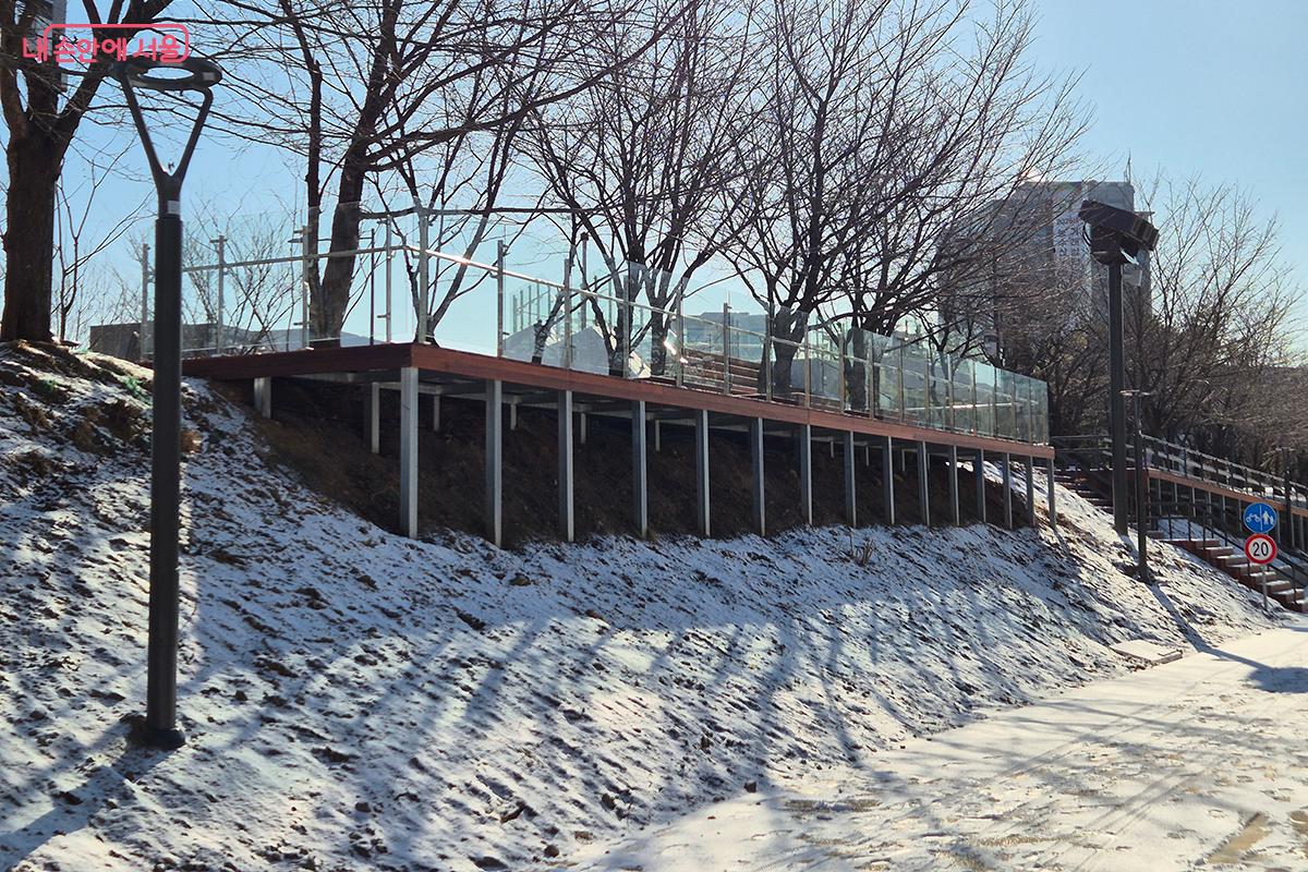 여의천 쪽에서 바라본 눈덮힌 카페 전경 ©이혜숙