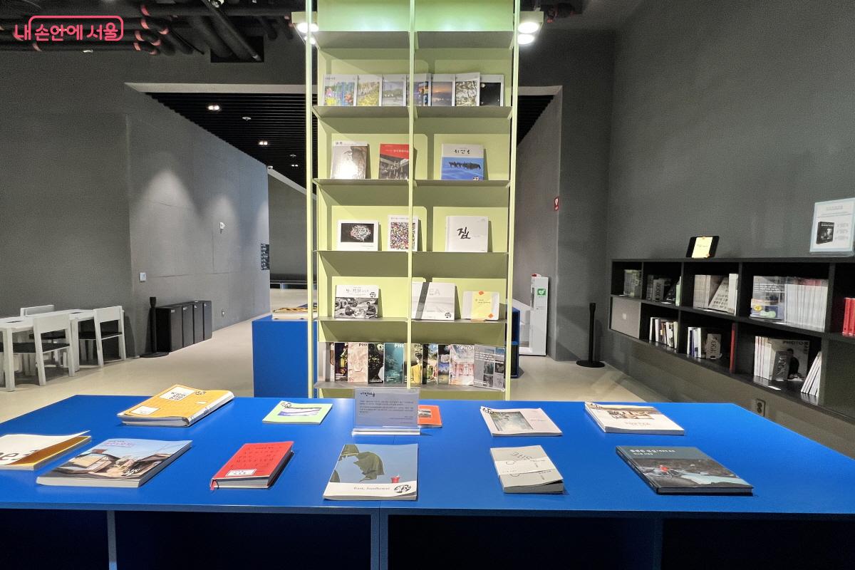 발간 도록 및 사진 관련 책이 놓여 있는 1층 포토북 카페 &copy;박지영 
